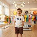 طقم تي شيرت وشورت للأولاد من GAP - أبيض وبني